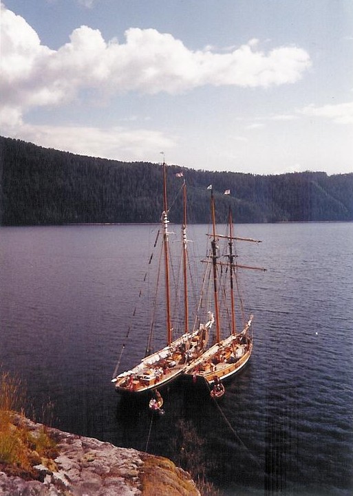 Pacific Swift anchored with Robertson II